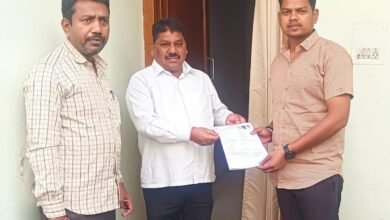 Photo of नगरपालिका परिषद इटारसी अंतर्गत पार्षद राहुल प्रधान द्वारा बीएलओ ओर आंगनवाड़ी कार्यकर्ताओ के साथ वार्ड क्रं 19 महर्षि नगर बूथ क्रं 187 में वार्ड वासियों के निवास पर पहुँच कर विशेष गहन पुनरीक्षण (S.I.R) गणना पत्र भरवाया।