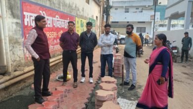 Photo of वार्ड क्रं 19 भारत माता चौराहा के पास पेवर ब्लॉक के कार्य का नगरपालिका अध्यक्ष पंकज चौरे द्वारा निरीक्षण किया गया।