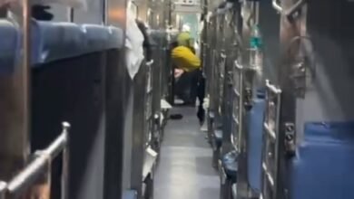 Photo of पटरी पर दौड़ रही काचीगुड़ा एक्सप्रेस ट्रेन में बजा फायर अलार्म,यात्रियों के बीच मचा हड़कंप,चीख पुकार के बीच खाली हुई पूरी बोगी.