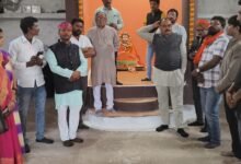 Photo of विश्व हिंदू परिषद बजरंग दल द्वारा संत रविदास जयंती पर रविदास मंदिर में पूजा अर्चना कर रैदास बंधुओं का हार माला पहनाकर शाल श्री फल भेंटकर किया स्वागत.