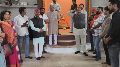 Photo of विश्व हिंदू परिषद बजरंग दल द्वारा संत रविदास जयंती पर रविदास मंदिर में पूजा अर्चना कर रैदास बंधुओं का हार माला पहनाकर शाल श्री फल भेंटकर किया स्वागत.