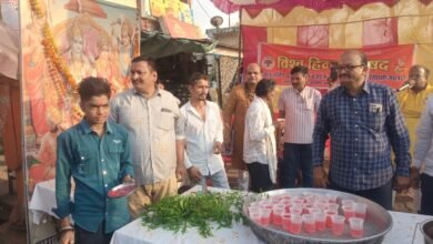 Photo of हिंदू नववर्ष नवसंकल्प धर्म संस्कृति और राष्टभावना के जागरण का उत्सव _ शिव राठौर, विश्व हिंदू परिषद ने नववर्ष पर तिलक लगाकर नीम भेंटकर मनाया नवसंवत नगरवासियों सुगंधित शीतल मीठा पेय दी शुभकामनाएं।