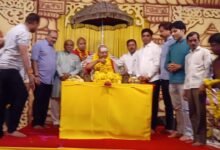 Photo of द्वारकाधीश मंदिर में श्री राम जन्म महोत्सव के पावन अवसर पर आयोजित श्री राम कथा में कलचुरी समाज इटारसी द्वारा श्री व्यास गादी का पूजन एवं श्रीश्री शंकराचार्य महाराज का पुष्प हार से स्वागत कर आशीर्वाद लिया.