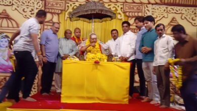 Photo of द्वारकाधीश मंदिर में श्री राम जन्म महोत्सव के पावन अवसर पर आयोजित श्री राम कथा में कलचुरी समाज इटारसी द्वारा श्री व्यास गादी का पूजन एवं श्रीश्री शंकराचार्य महाराज का पुष्प हार से स्वागत कर आशीर्वाद लिया.