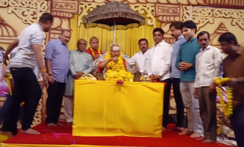 Photo of द्वारकाधीश मंदिर में श्री राम जन्म महोत्सव के पावन अवसर पर आयोजित श्री राम कथा में कलचुरी समाज इटारसी द्वारा श्री व्यास गादी का पूजन एवं श्रीश्री शंकराचार्य महाराज का पुष्प हार से स्वागत कर आशीर्वाद लिया.