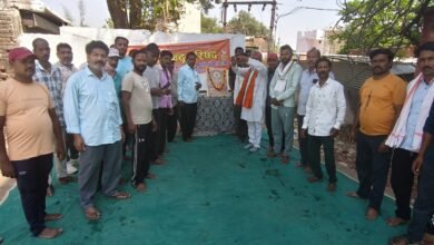 Photo of प्रभु श्री राम ने निषादराज शबरी को गले लगाकर प्रेम और भक्ति में न कोई भेद का दिया संदेश _ शिव राठौर, विहिप ने स्वच्छता सैनिकों के बीच मनाया रामोत्सव. 