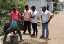 Photo of वार्ड क्र.- 25 भगत सिंह नगर में माइकल बगीचे के पास बनी हुई पुलिया पर हुए बड़े गड्ढे को सूचना मिलने पर युवा नेता शिवम मेहरा द्वारा निजी पैसो की लागत से भरा गया.