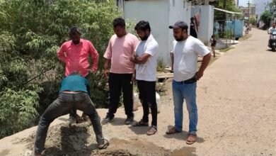 Photo of वार्ड क्र.- 25 भगत सिंह नगर में माइकल बगीचे के पास बनी हुई पुलिया पर हुए बड़े गड्ढे को सूचना मिलने पर युवा नेता शिवम मेहरा द्वारा निजी पैसो की लागत से भरा गया.