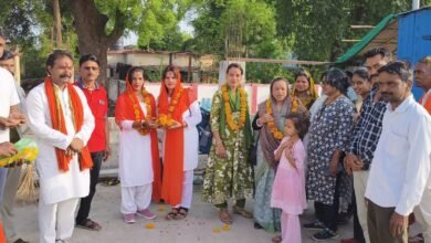 Photo of सिवनी मालवा से 7 दिवसीय दुर्गावाहिनी प्रांतीय शौर्य प्रशिक्षण में जाने पर बहनों का किया स्वागत, नगर एवं ग्रामीण से बहने भोपाल वर्ग में रवाना,रेलवे स्टेशन पर पुष्प वर्षा कर किया स्वागत.
