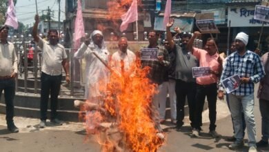 Photo of भारत अमेरिका मुक्त व्यापार समझौते के विरोध में संयुक्त किसान मोर्चा (गैर राजनीतिक) द्वारा जयस्तम चौक इटारसी पर जोरदार विरोध प्रदर्शन एवं राष्ट्रपति डोनाल्ड ट्रंप का पुतला दहन.