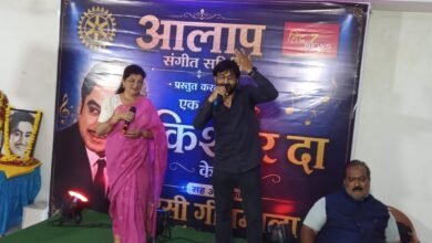 Photo of किशोर दा के नगमे “तेरे बिना जिंदगी से कोई शिकवा तो नहीं ” ने किशोर दा की याद ताजा की, किशोर कुमार की जयंती पर हुई “म्यूजिकल नाइट” स्थानीय गायको ने बांधा समां