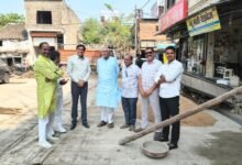 Photo of बाजार क्षेत्र के 13 वीं लाइन में बन रही इटारसी की आदर्श सीसी रोड, विधायक और नपाध्यक्ष ने किया निरीक्षण —- 30 लाख रुपये की लागत से 130 मीटर लंबी और 40 फीट चौड़ी रोड एवं आर सी सी नाली का हो रहा निर्माण,.