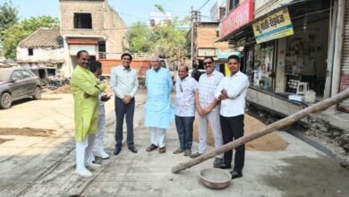 Photo of बाजार क्षेत्र के 13 वीं लाइन में बन रही इटारसी की आदर्श सीसी रोड, विधायक और नपाध्यक्ष ने किया निरीक्षण —- 30 लाख रुपये की लागत से 130 मीटर लंबी और 40 फीट चौड़ी रोड एवं आर सी सी नाली का हो रहा निर्माण,.
