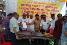 Photo of रामलीला उत्सव के दौरान नगर पालिका परिषद इटारसी द्वारा टेंडर निकालकर गांधी ग्राउंड और पुरानी इटारसी के ग्राउंड में अस्थाई दुकानदारों से किराया वसूलने के विरोध में जयस्तंभ चौक इटारसी पर पत्रकार श्री प्रमोद पगारे के नेतृत्व में विरोध प्रदर्शन, एसडीएम इटारसी को दिया गया ज्ञापन