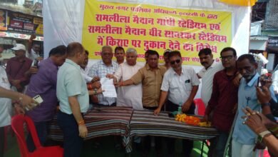 Photo of रामलीला उत्सव के दौरान नगर पालिका परिषद इटारसी द्वारा टेंडर निकालकर गांधी ग्राउंड और पुरानी इटारसी के ग्राउंड  में अस्थाई दुकानदारों से किराया वसूलने के विरोध में जयस्तंभ चौक इटारसी पर पत्रकार श्री प्रमोद पगारे के नेतृत्व में विरोध प्रदर्शन, एसडीएम इटारसी को दिया गया ज्ञापन
